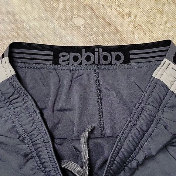 ADIDAS COLBY UNIVERSITY SHORTS SIZE L/XL (NO SHOWN) 36??? X 20 TOP TO BOTTOM - Picture 5 of 8